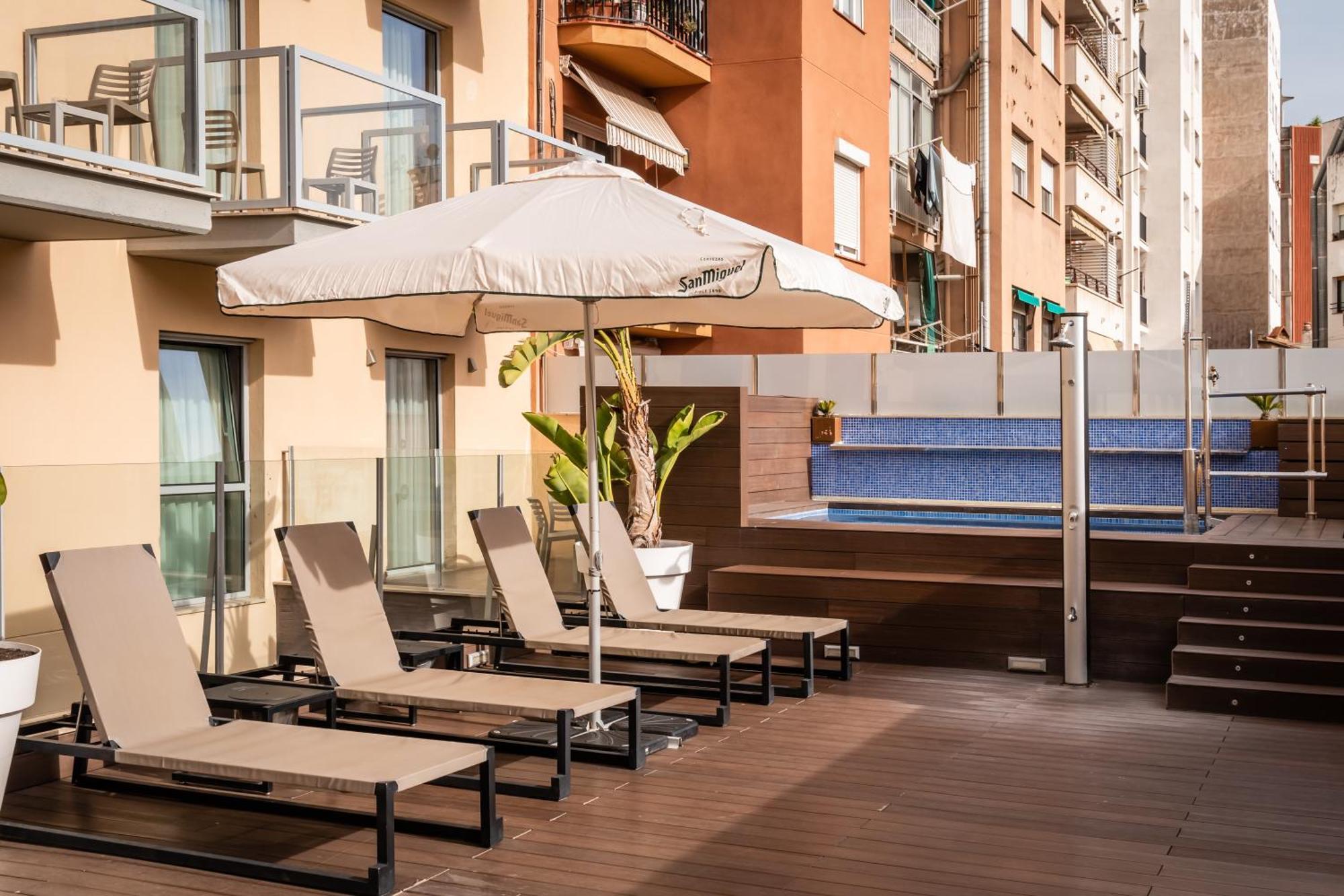 Arya Stadium Hotel — Foto 2