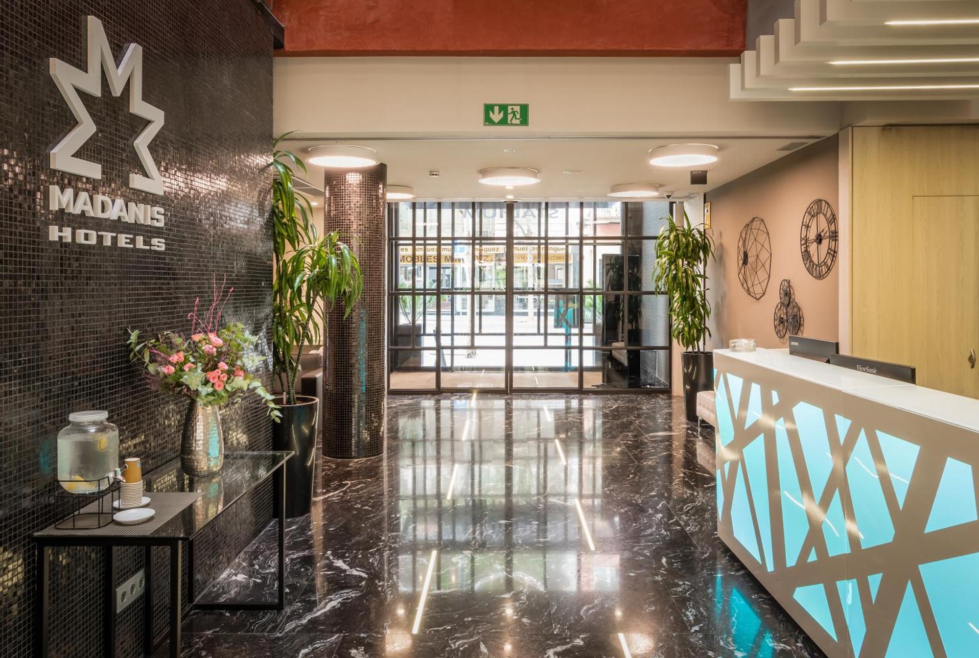 Arya Stadium Hotel — Foto 1